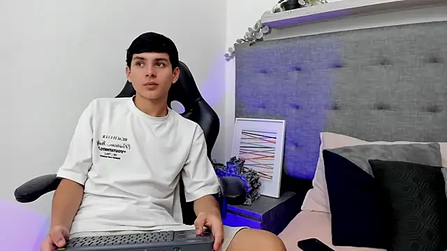 Snapshot of Andrew_restrepoo chatting on March 19, 2026, 2:50 pm Andrew restrepoo online show from March 19, 2026, 2:50 pm