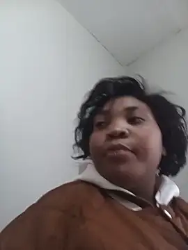 Snapshot of BeverlyQueen15 chatting on June 16, 2026, 6:24 am BeverlyQueen15 online show from June 16, 2026, 6:24 am