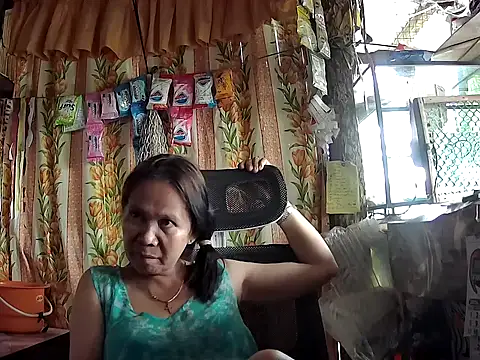 Snapshot of mommylicious_23 chatting on May 2, 2026, 5:45 am mommylicious 23 online show from May 2, 2026, 5:45 am
