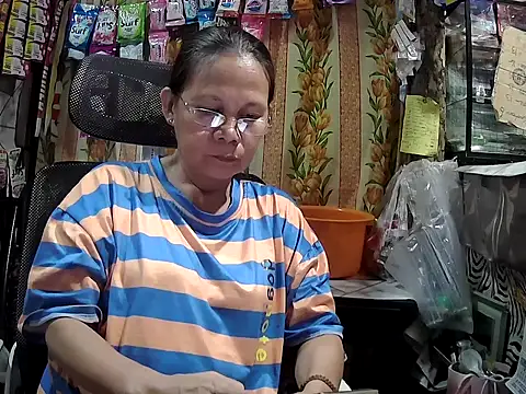 Snapshot of mommylicious_23 chatting on April 20, 2026, 11:35 am mommylicious 23 online show from April 20, 2026, 11:35 am