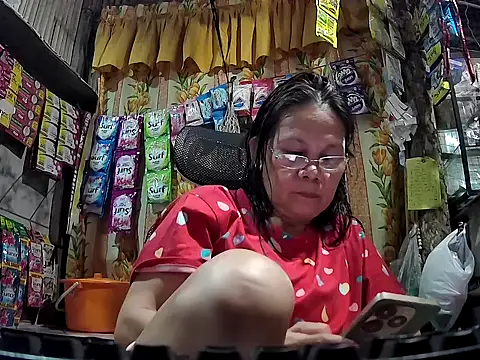Snapshot of mommylicious_23 chatting on April 17, 2026, 11:24 am mommylicious 23 online show from April 17, 2026, 11:24 am