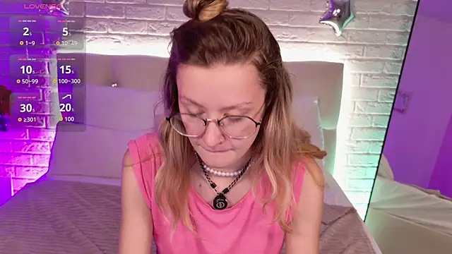 Snapshot of AmelieViolet chatting on June 1, 2026, 10:04 am AmelieViolet online show from June 1, 2026, 10:04 am