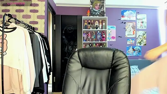 sweet peach    online show from July 13, 2026, 1:32 pm