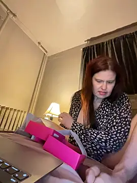 Snapshot of JulieetteLatte chatting on April 21, 2026, 12:34 am JulieetteLatte online show from April 21, 2026, 12:34 am