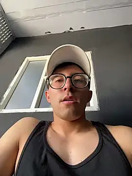 Snapshot of LeonBlazze chatting on May 8, 2026, 2:32 pm LeonBlazze online show from May 8, 2026, 2:32 pm