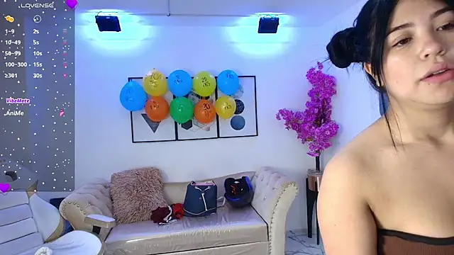 Snapshot of Kitty__meow chatting on May 12, 2026, 12:33 pm Kitty meow online show from May 12, 2026, 12:33 pm