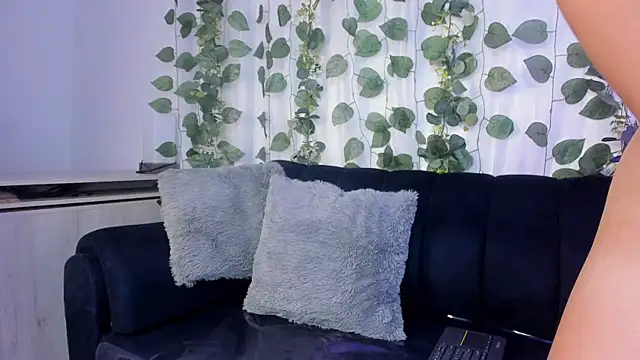 Mia Luna online show from April 18, 2026, 7:58 pm