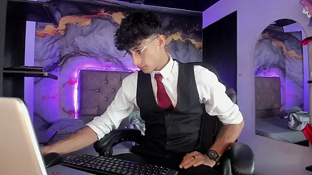 MaxiimoRomano  online show from May 6, 2026, 1:37 pm