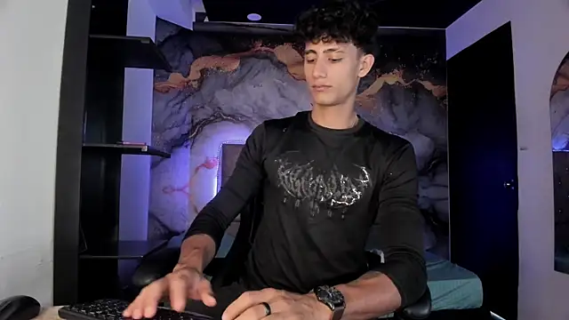 Snapshot of MaxiimoRomano_ chatting on May 11, 2026, 2:45 pm MaxiimoRomano online show from May 11, 2026, 2:45 pm