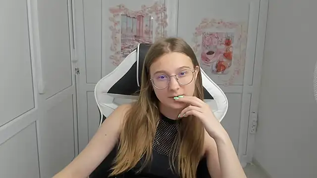 Snapshot of Mia_kristal chatting on June 11, 2026, 7:16 am Mia kristal online show from June 11, 2026, 7:16 am