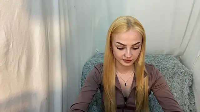 Snapshot of EvaKapnist chatting on April 13, 2026, 8:24 pm EvaKapnist online show from April 13, 2026, 8:24 pm