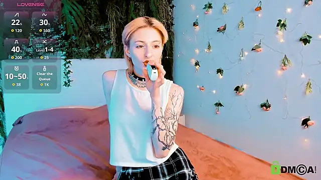 Kira  Cutie online show from April 23, 2026, 9:16 pm
