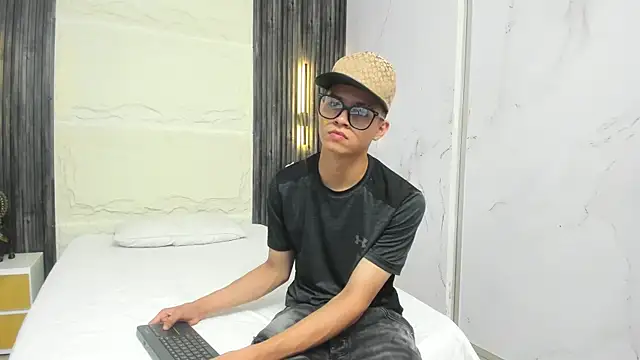 Snapshot of Apolo_jonnes chatting on April 23, 2026, 1:56 am Apolo jonnes online show from April 23, 2026, 1:56 am
