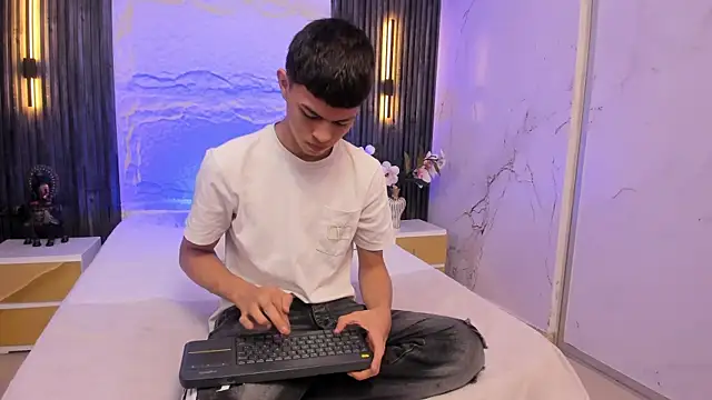 Snapshot of Apolo_jonnes chatting on April 16, 2026, 2:23 am Apolo jonnes online show from April 16, 2026, 2:23 am