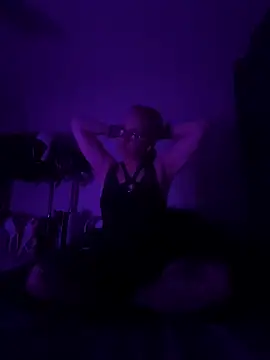 LizzieZ1975 online show from June 12, 2026, 1:03 am