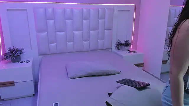 Snapshot of KylieLumi chatting on April 1, 2026, 11:55 am KylieLumi online show from April 1, 2026, 11:55 am