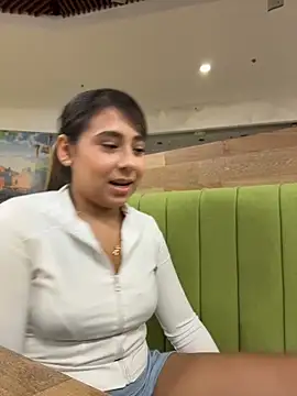 Snapshot of MelodyRey__ chatting on May 6, 2026, 11:31 pm MelodyRey online show from May 6, 2026, 11:31 pm