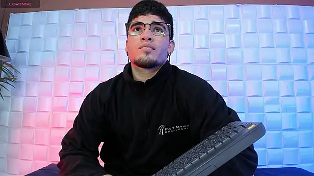 DanteTargaryen online show from April 21, 2026, 3:35 am