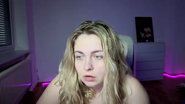 Snapshot of EvaKraz chatting on April 19, 2026, 4:52 pm EvaKraz online show from April 19, 2026, 4:52 pm