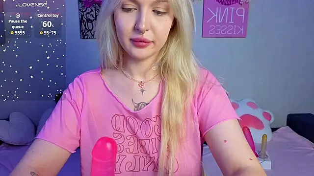 Snapshot of BlondieSummer chatting on July 1, 2026, 6:52 pm BlondieSummer online show from July 1, 2026, 6:52 pm