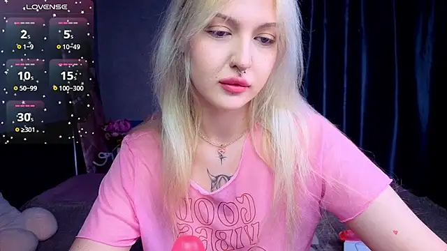 Snapshot of BlondieSummer chatting on July 13, 2026, 6:18 pm BlondieSummer online show from July 13, 2026, 6:18 pm