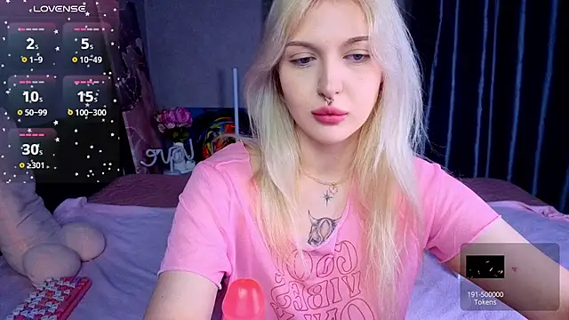 Snapshot of BlondieSummer chatting on July 29, 2026, 6:18 pm BlondieSummer online show from July 29, 2026, 6:18 pm