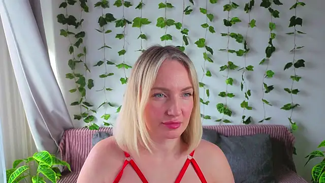 Snapshot of MonikFoxi chatting on April 3, 2026, 3:57 am MonikFoxi online show from April 3, 2026, 3:57 am