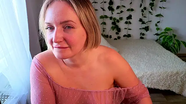 Snapshot of MonikFoxi chatting on July 4, 2026, 4:30 am MonikFoxi online show from July 4, 2026, 4:30 am