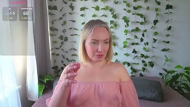Snapshot of MonikFoxi chatting on April 17, 2026, 4:04 am MonikFoxi online show from April 17, 2026, 4:04 am