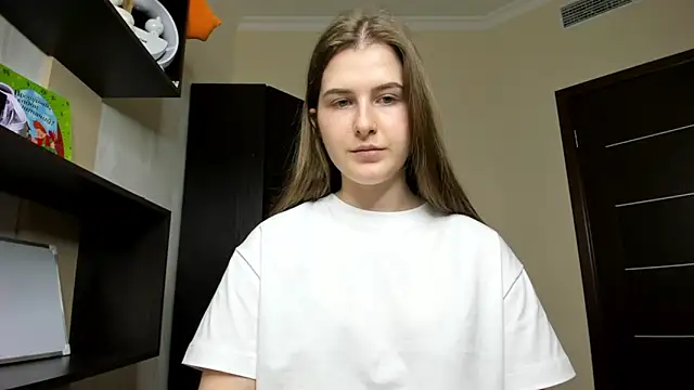 Snapshot of OhMyAlice chatting on April 18, 2026, 3:47 pm OhMyAlice online show from April 18, 2026, 3:47 pm