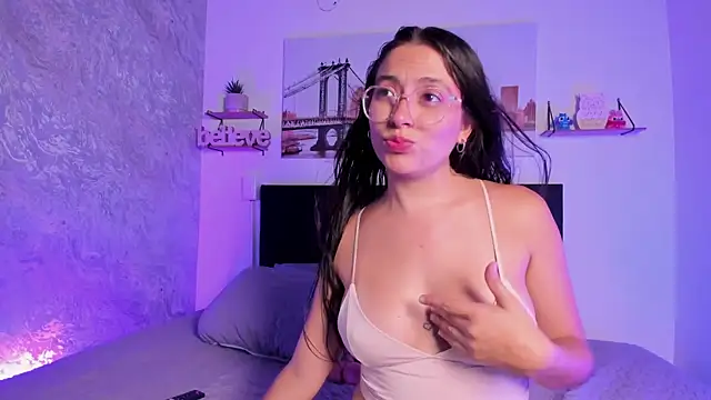 Snapshot of SofiaLujan_ chatting on April 28, 2026, 11:20 pm SofiaLujan online show from April 28, 2026, 11:20 pm