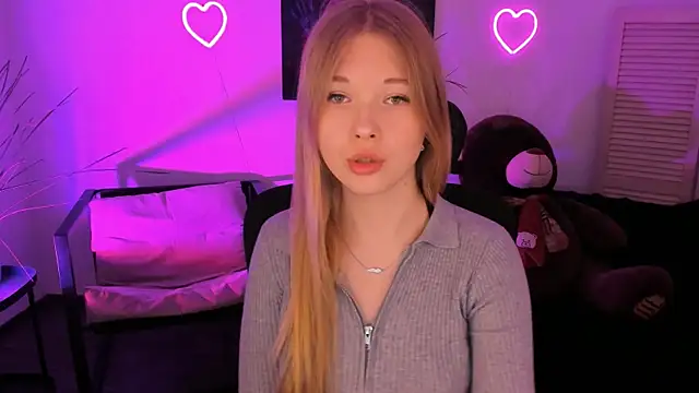 LunasFrost online show from April 6, 2026, 4:52 pm