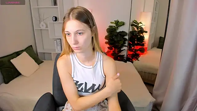 Snapshot of LauraPurr chatting on June 19, 2026, 8:20 am LauraPurr online show from June 19, 2026, 8:20 am