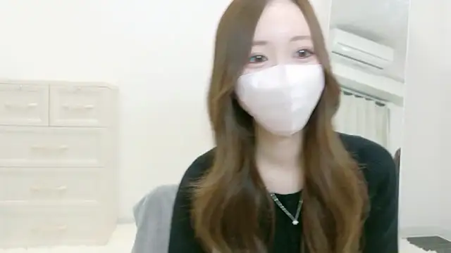 Snapshot of salachan_v chatting on April 5, 2026, 11:39 am salachan v online show from April 5, 2026, 11:39 am