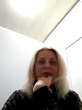 MiaLove183 online show from April 15, 2026, 1:15 pm