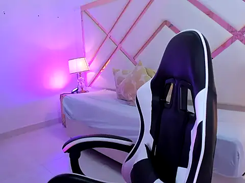 Luciana valverde online show from March 26, 2026, 1:48 am