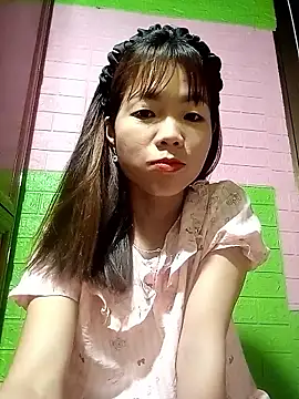 AmyLinee01 online show from May 13, 2026, 10:39 pm