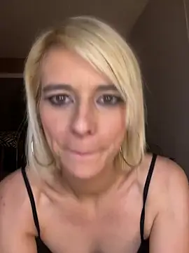 Snapshot of evaluminax chatting on April 6, 2026, 3:35 am evaluminax online show from April 6, 2026, 3:35 am