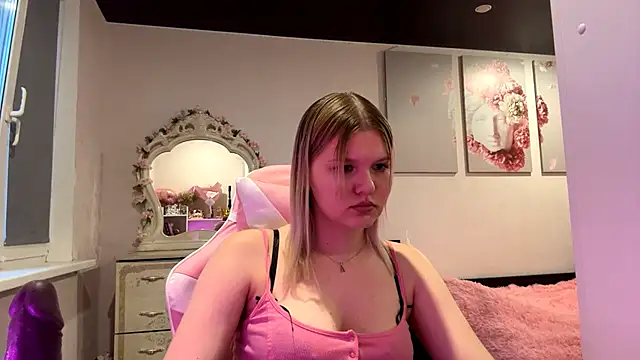 Snapshot of SweettAnny chatting on June 13, 2026, 5:55 pm SweettAnny online show from June 13, 2026, 5:55 pm