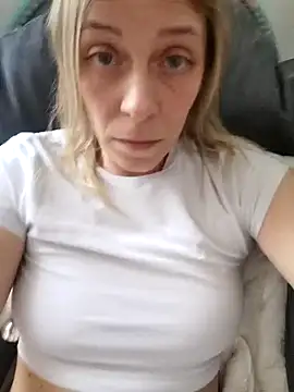 Snapshot of Foxyflame28 chatting on March 23, 2026, 12:27 pm Foxyflame28 online show from March 23, 2026, 12:27 pm