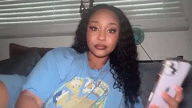 Snapshot of Yourmommysilk chatting on March 29, 2026, 2:24 am Yourmommysilk online show from March 29, 2026, 2:24 am