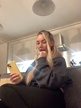 sineadxxx1 online show from April 11, 2026, 7:39 pm