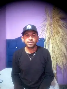 AronZuluaga online show from March 24, 2026, 8:42 pm