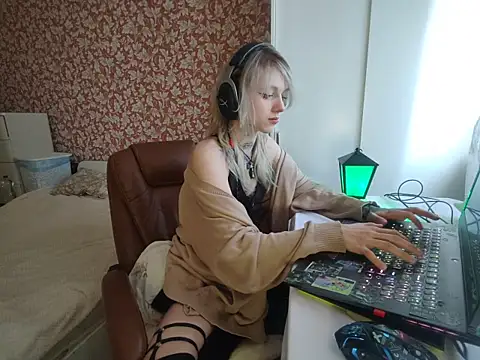 Snapshot of StijenaHunt chatting on April 21, 2026, 1:17 pm StijenaHunt online show from April 21, 2026, 1:17 pm