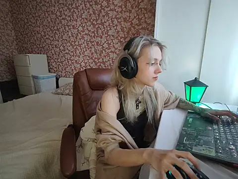 Snapshot of StijenaHunt chatting on April 20, 2026, 1:24 pm StijenaHunt online show from April 20, 2026, 1:24 pm