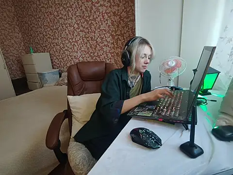 Snapshot of StijenaHunt chatting on April 30, 2026, 1:29 pm StijenaHunt online show from April 30, 2026, 1:29 pm