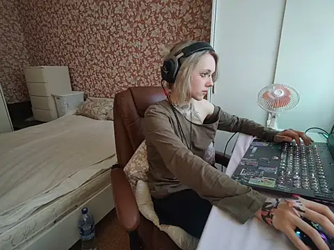 Snapshot of StijenaHunt chatting on May 2, 2026, 1:05 pm StijenaHunt online show from May 2, 2026, 1:05 pm