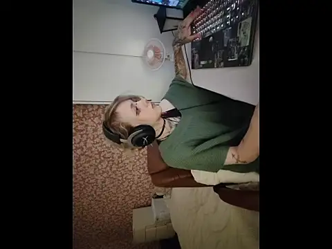Snapshot of StijenaHunt chatting on May 1, 2026, 2:33 pm StijenaHunt online show from May 1, 2026, 2:33 pm