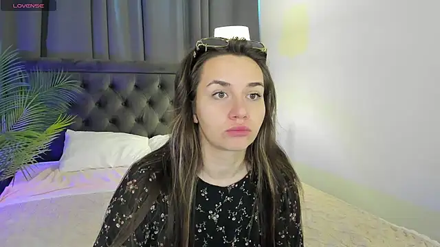 Domirelle online show from May 22, 2026, 3:48 am