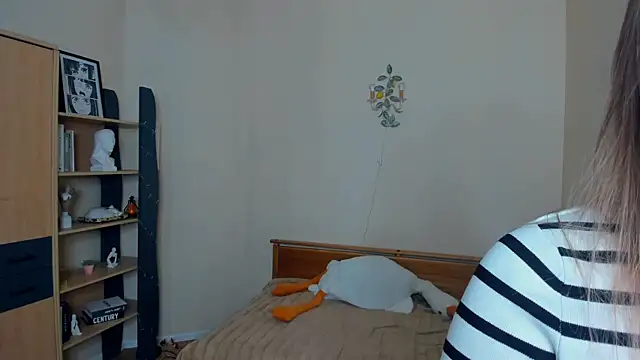 Snapshot of VioletteClaire chatting on May 8, 2026, 7:56 am VioletteClaire online show from May 8, 2026, 7:56 am